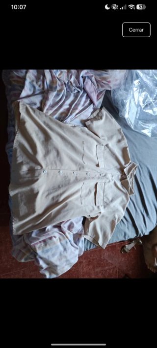 Camisa beige con botones