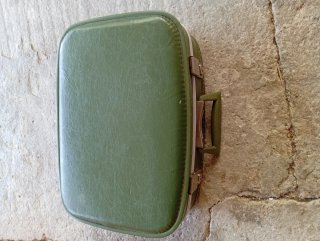 Maleta vintage verde y plateada