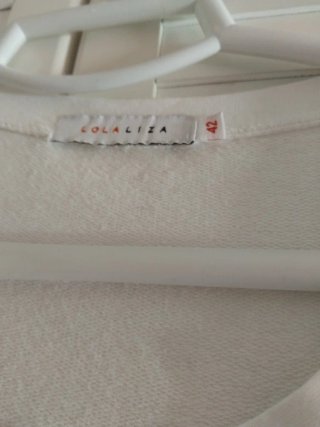 Camiseta blanca manga larga con botones dorados