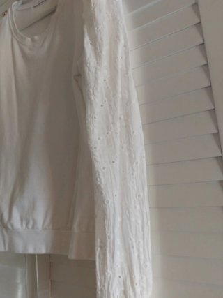 Camiseta blanca manga larga con botones dorados