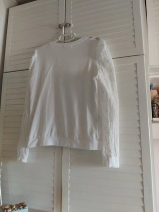 Camiseta blanca manga larga con botones dorados