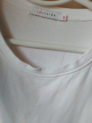 Camiseta blanca manga larga con botones dorados
