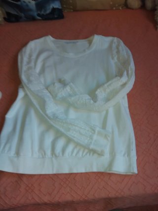 Camiseta blanca manga larga con botones dorados