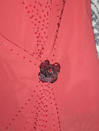 Corpiño rojo coral con tirantes, abalorios y flor