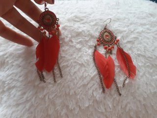 Pendientes largos plumas rojas y dorados