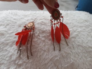 Pendientes largos plumas rojas y dorados