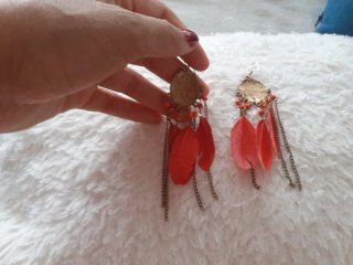 Pendientes largos plumas rojas y dorados