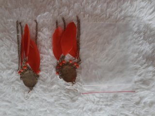 Pendientes largos plumas rojas y dorados