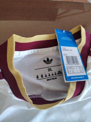 Camiseta Adidas blanca con etiquetas