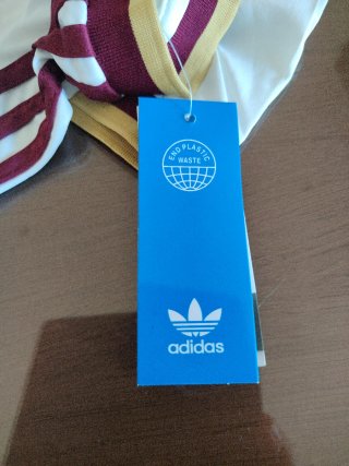 Camiseta Adidas blanca con etiquetas