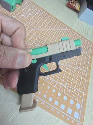 Llavero Pistola Glock Juguete