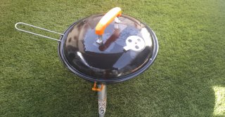 Barbacoa portatile nera e arancione
