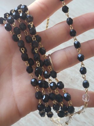 Collar dorado multicapa con cuentas negras