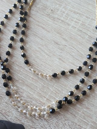 Collar dorado multicapa con cuentas negras