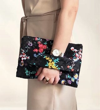 Bolso tipo Clutch Negro Bordado Flores