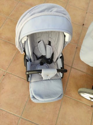 Carro de bebé y sillita gris
