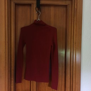 Jersey lana merino cuello vuelto granate