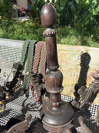 Lámpara de madera tallada antigua