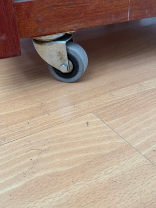 Caja IKEA madera caoba con ruedas