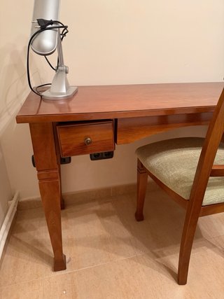 Escritorio de madera con cajones