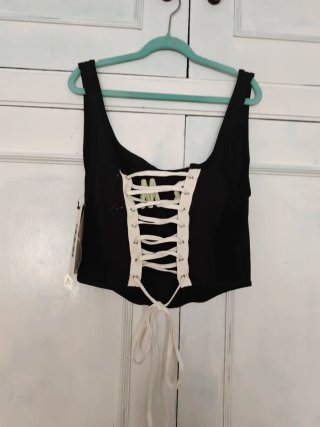 Top GRMY Jungle Punch Negro con Cordones Blancos