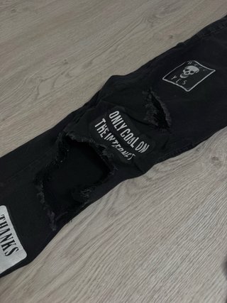 Pantalones vaqueros negros rotos con parches