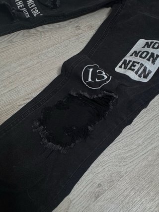 Pantalones vaqueros negros rotos con parches