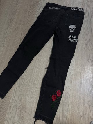 Pantalones vaqueros negros rotos con parches