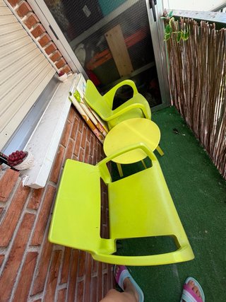 Mesa y 2 sillas terraza verde plástico