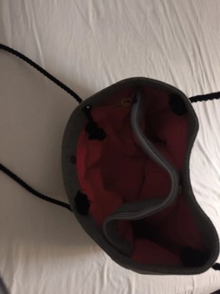 Bolso gris , con tres bolsillos muy práctico.