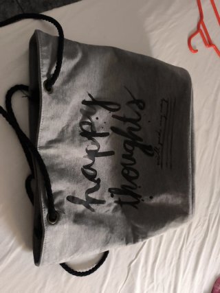 Bolso gris , con tres bolsillos muy práctico.