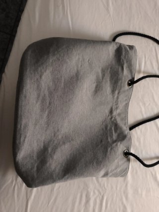 Bolso gris , con tres bolsillos muy práctico.
