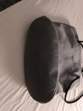 Bolso gris , con tres bolsillos muy práctico.
