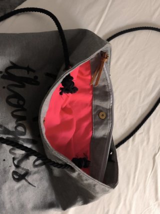 Bolso gris , con tres bolsillos muy práctico.