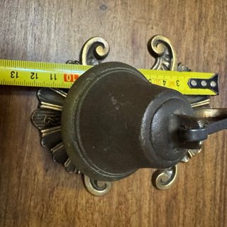 Campanilla llamador de puerta antigua