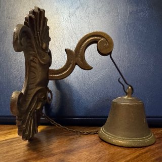 Campanilla llamador de puerta antigua