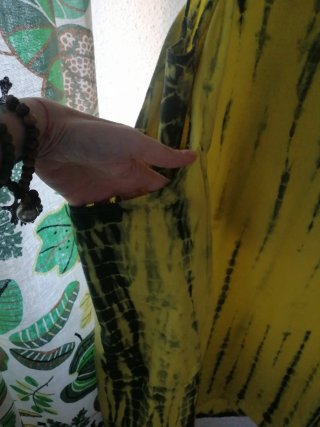 Vestido playero y bolso mochila tropical