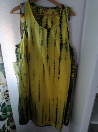 Vestido playero y bolso mochila tropical