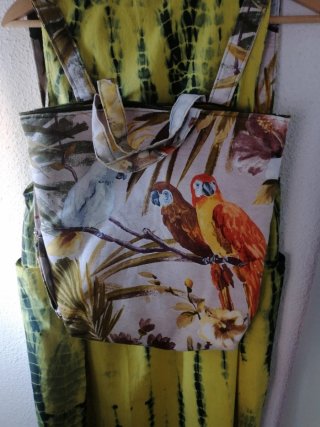 Vestido playero y bolso mochila tropical