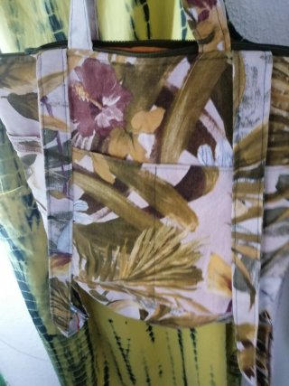 Vestido playero y bolso mochila tropical