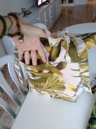 Vestido playero y bolso mochila tropical