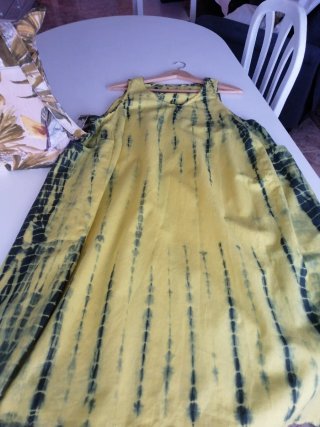 Vestido playero y bolso mochila tropical