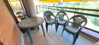 Mesa y 4 sillas de terraza de plástico