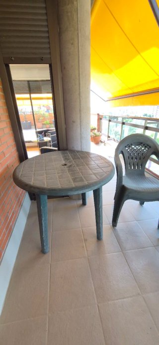 Mesa y 4 sillas de terraza de plástico