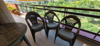 Mesa y 4 sillas de terraza de plástico