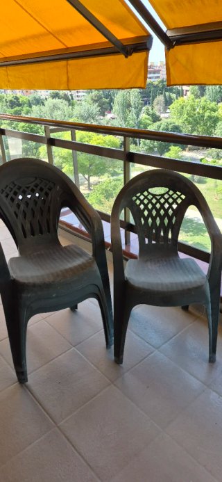 Mesa y 4 sillas de terraza de plástico