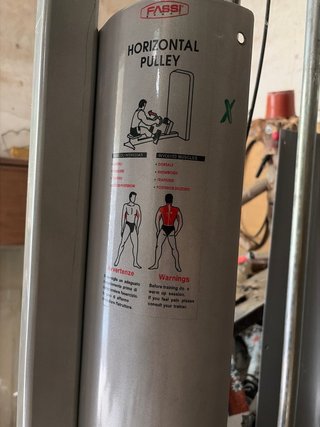 Máquina de remo bajo con polea