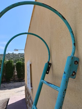 Escalera de metal para piscina.