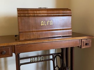 Máquina de coser Alfa antigua