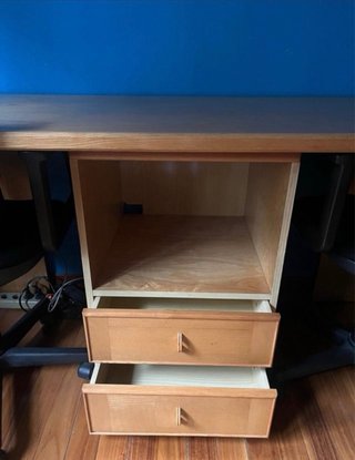 Scrivania in legno con cassetti e sedie